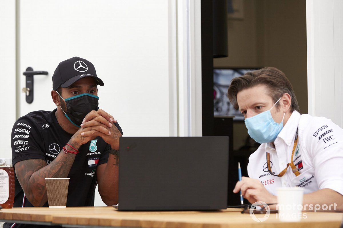 Lewis Hamilton, Mercedes-AMG Petronas F1, with an engineer