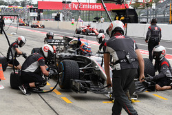 Romain Grosjean, Haas F1 Team VF-17 pit stop