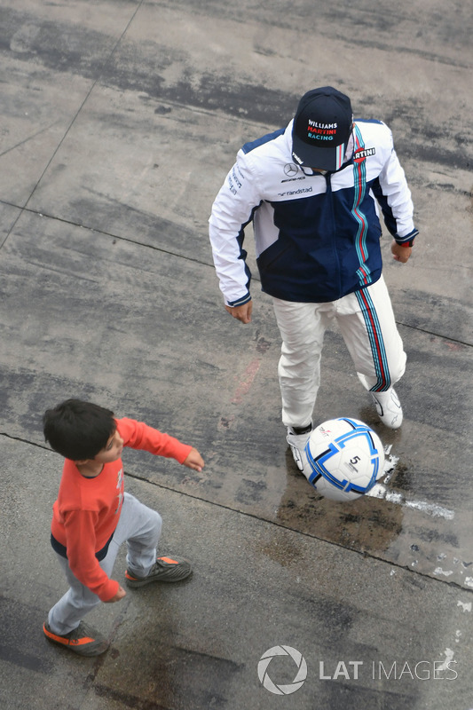 Felipe Massa, Williams plays football in pit lane
