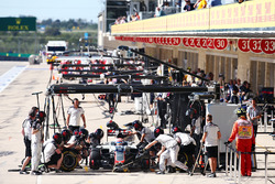 Ромен Грожан, Haas F1 Team VF-16 в боксах