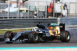 Lewis Hamilton, Mercedes AMG F1 valt uit met opgeblazen motor