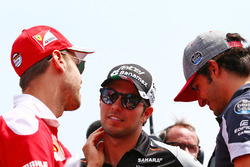Sebastian Vettel, Ferrari met Sergio Perez, Sahara Force India F1 en Carlos Sainz Jr., Scuderia Toro
