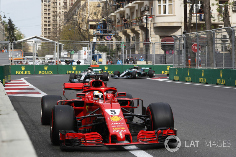 Sebastian Vettel, Ferrari SF71H, memimpin balapan