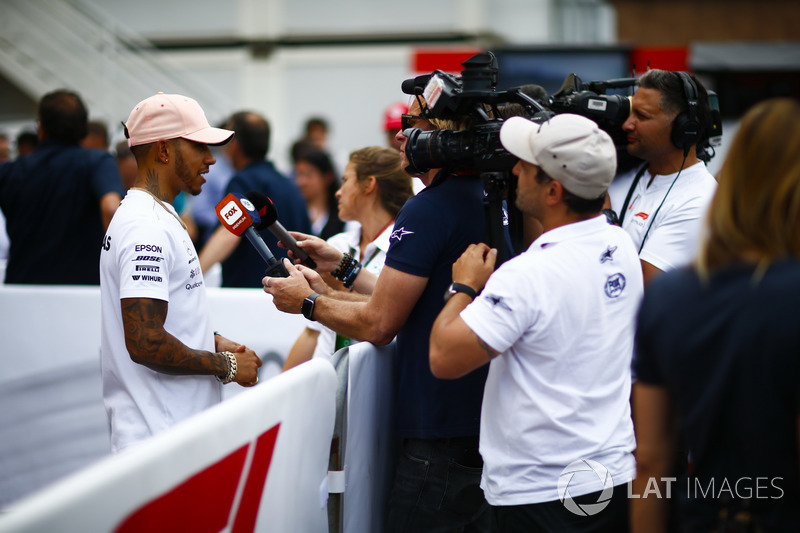 Lewis Hamilton, Mercedes AMG F1, parla con i media