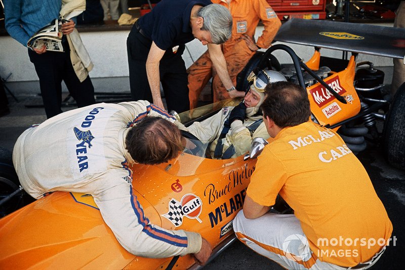 Bruce McLaren, McLaren M14A-Ford met Teddy Mayer en Denny Hulme