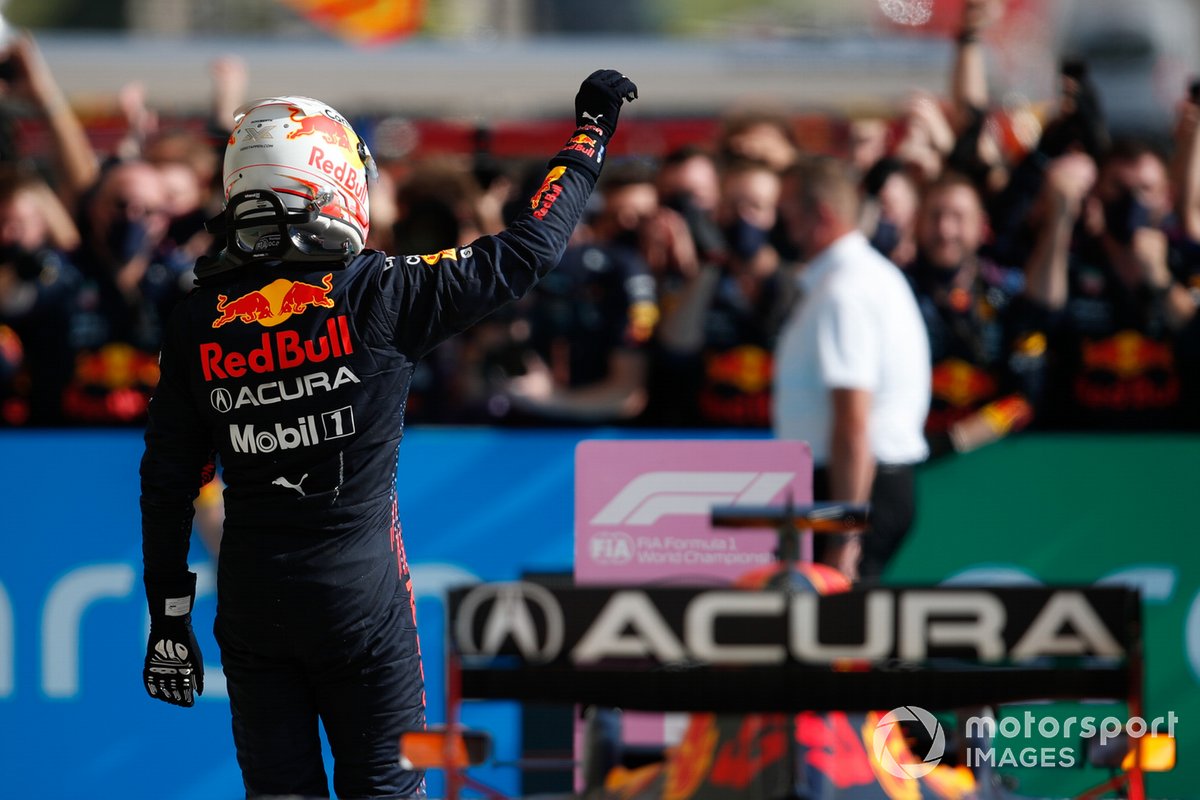 Max Verstappen, Red Bull Racing, 1e positie, viert feest bij aankomst in Parc Ferme
