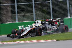 Sergio Perez, Sahara Force India F1 VJM09 and Romain Grosjean, Haas F1 Team VF-16 battle for positio