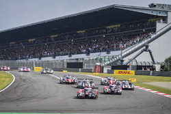 Start: #7 Audi Sport Team Joest Audi R18: Marcel Fässler, Andre Lotterer leidt