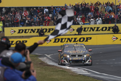 Damalı bayrak: Yarış galibi David Reynolds, Luke Youlden, Erebus Motorsport Holden