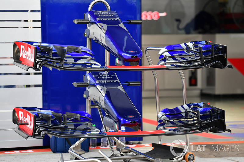 Scuderia Toro Rosso STR12 nose and front wings
