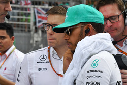 Lewis Hamilton, Mercedes AMG F1 ve Peter Bonnington, Mercedes AMG F1 Yarış Mühendisi