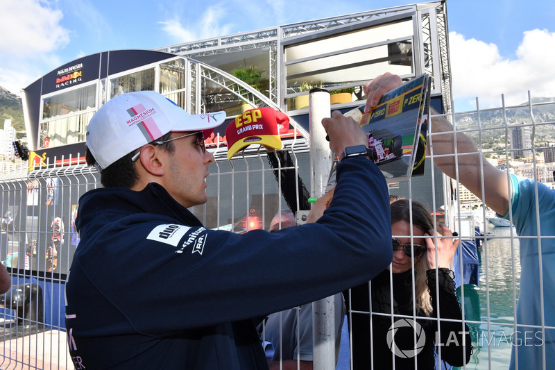 Esteban Ocon, Force India F1, firma autografi ai tifosi