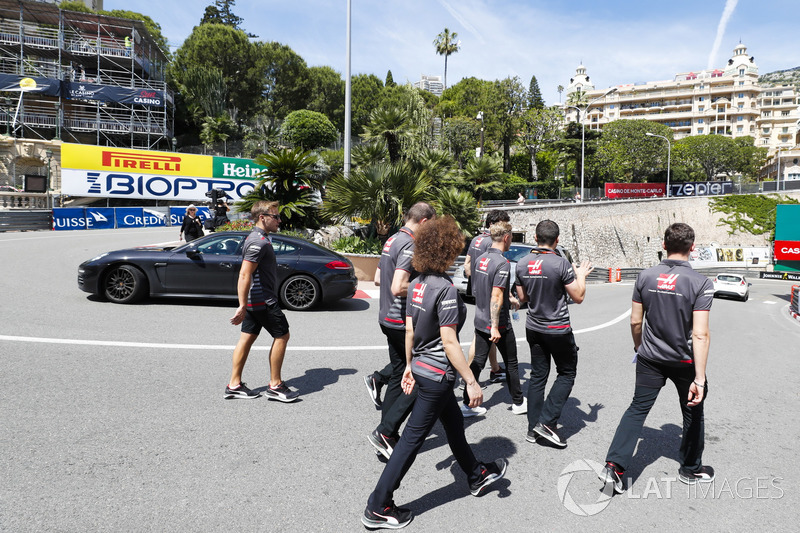 Kevin Magnussen, Haas F1 Team, durante la camminata in pista