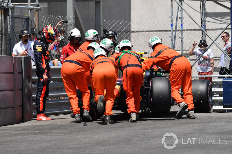 Max Verstappen, Red Bull Racing RB14 après l'accident