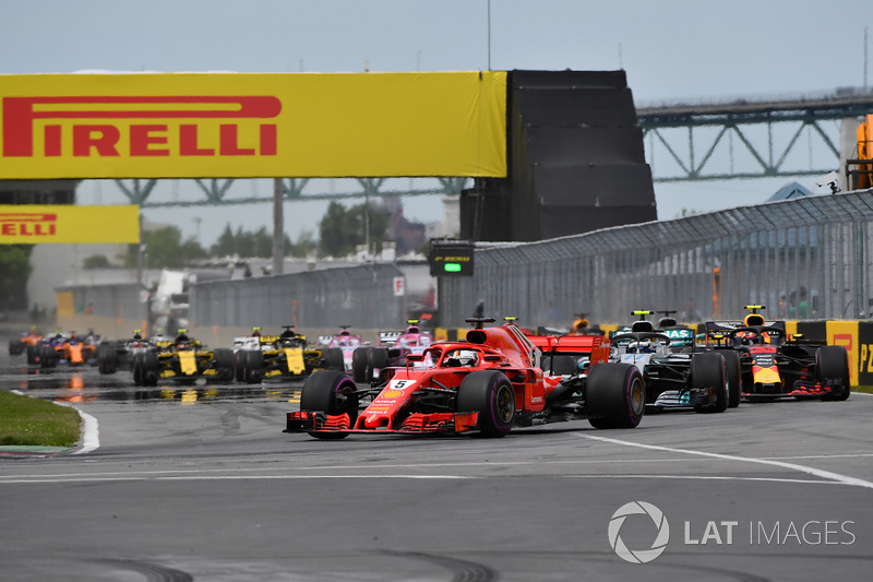 Sebastian Vettel, Ferrari SF71H precede Valtteri Bottas, Mercedes-AMG F1 W09, alla partenza della gara