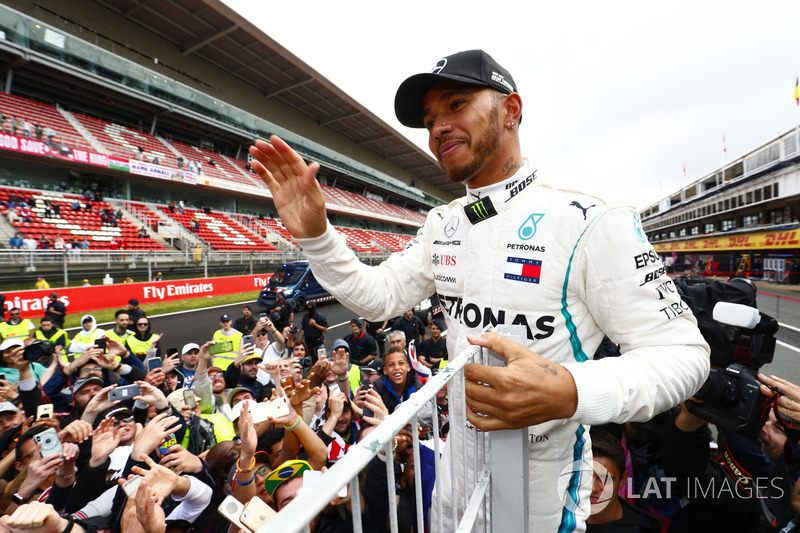 Hamilton tarolt a Mercedesszel Barcelonában - F1 2018
