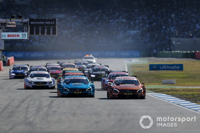 Lucas Auer, Mercedes-AMG Team HWA, Mercedes-AMG C63 DTM gaat voorop bij de start van de race