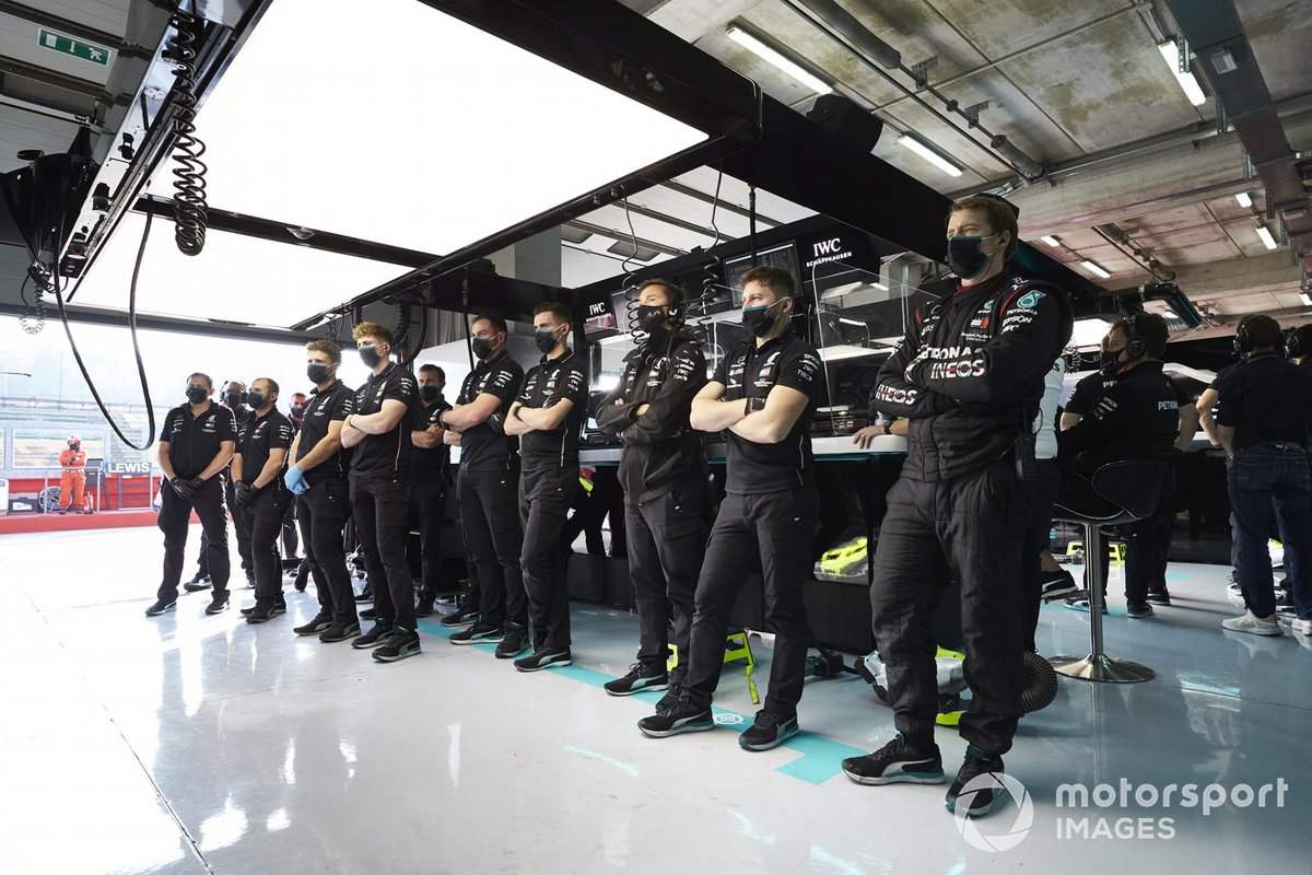 Mercedes mechanics in the garage