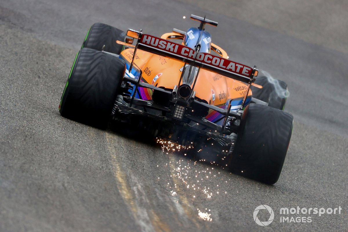Las chispas salen del McLaren de Daniel Ricciardo.