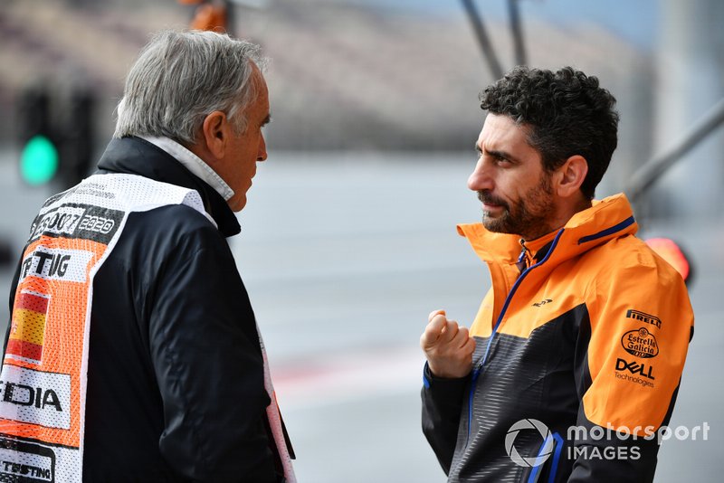 Giorgio Piola, ilustrator teknis Formula 1 berbicara dengan Andrea Stella, saat masih menjadi race engineer di McLaren.