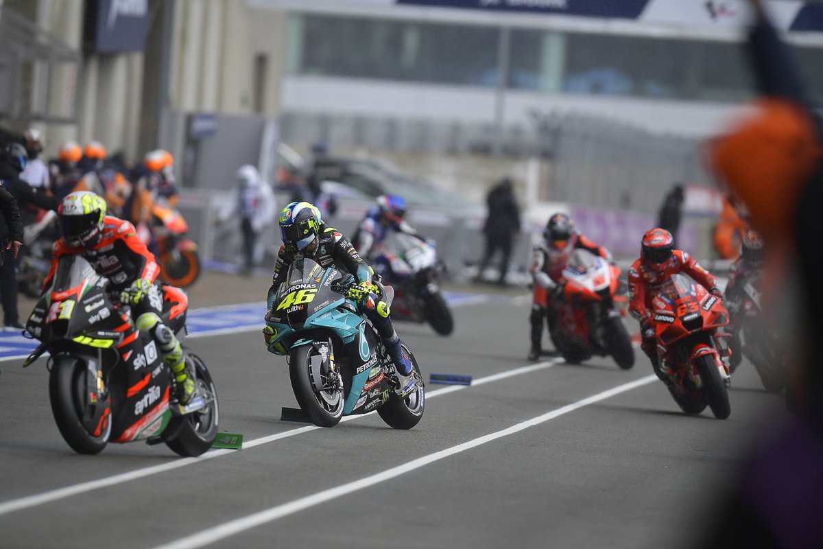 Valentino Rossi wisselt in de pits van motor tijdens de Grand Prix van Frankrijk