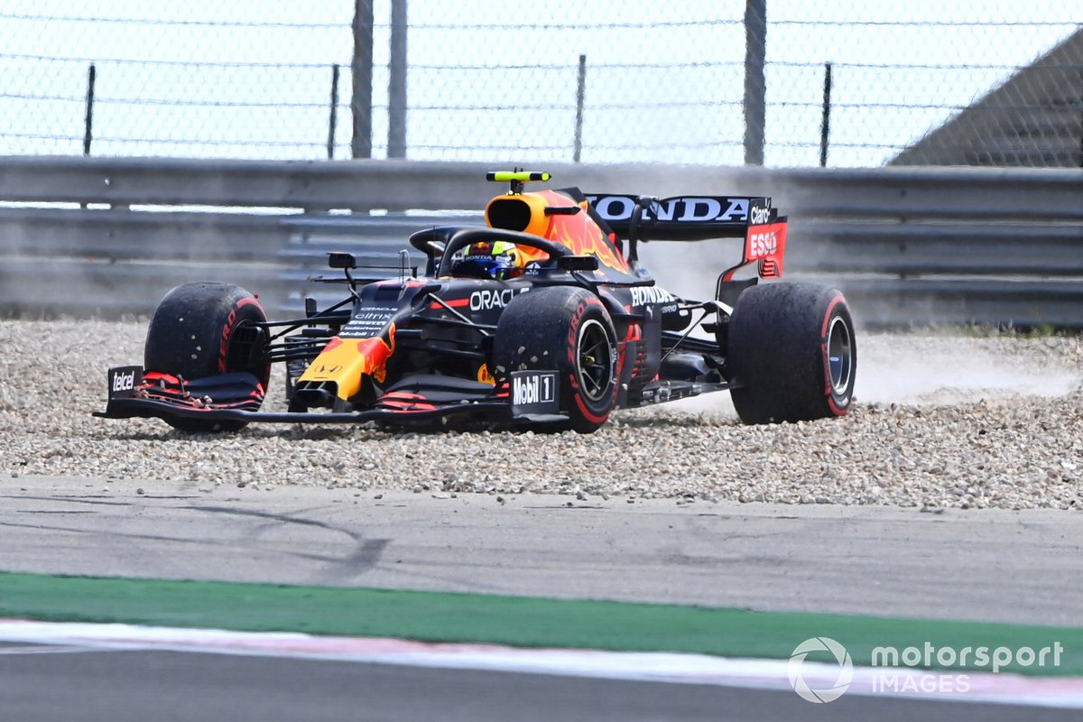 Sergio Perez, Red Bull Racing RB16B, dans un bac à graviers