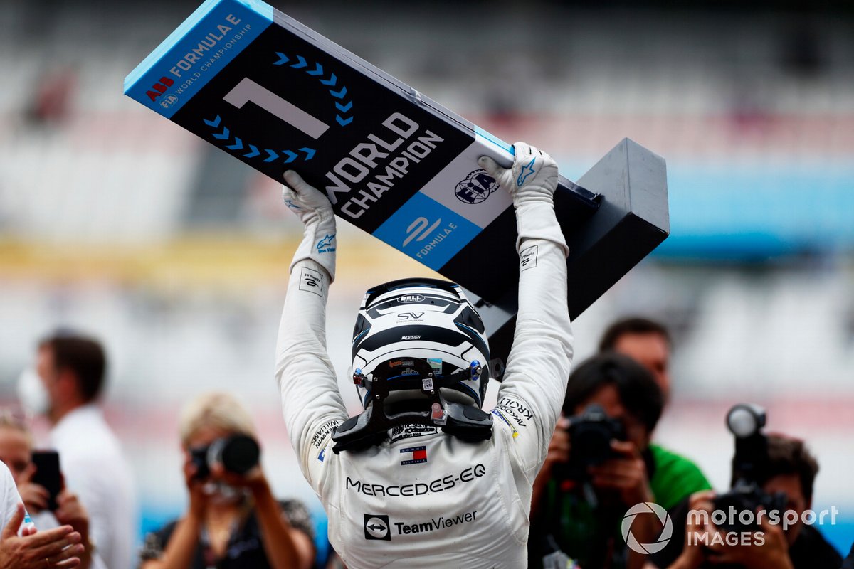 Stoffel Vandoorne, Mercedes-Benz EQ, 2° posizione, festeggia all'arrivo in Parco chiuso dopo aver conquistato il titolo di campione del mondo