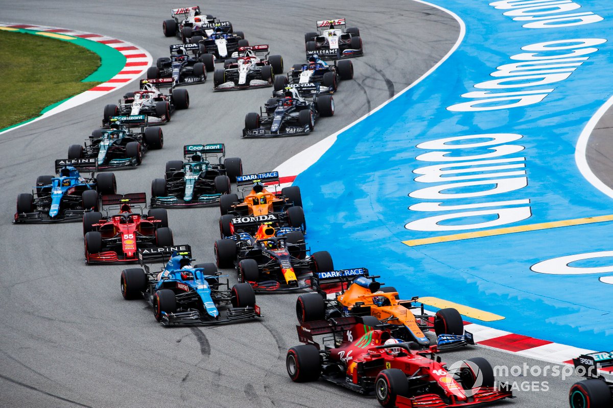 Charles Leclerc, Ferrari SF21, Daniel Ricciardo, McLaren MCL35M, Esteban Ocon, Alpine A521, Sergio Perez, Red Bull Racing RB16B, Carlos Sainz Jr., Ferrari SF21, and the remainder of the field at the start