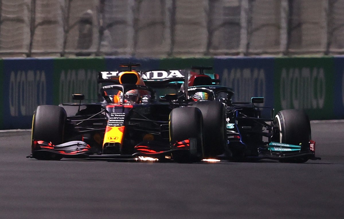 Lewis Hamilton, Mercedes, knalt achterop de auto van Max Verstappen, Red Bull Racing
