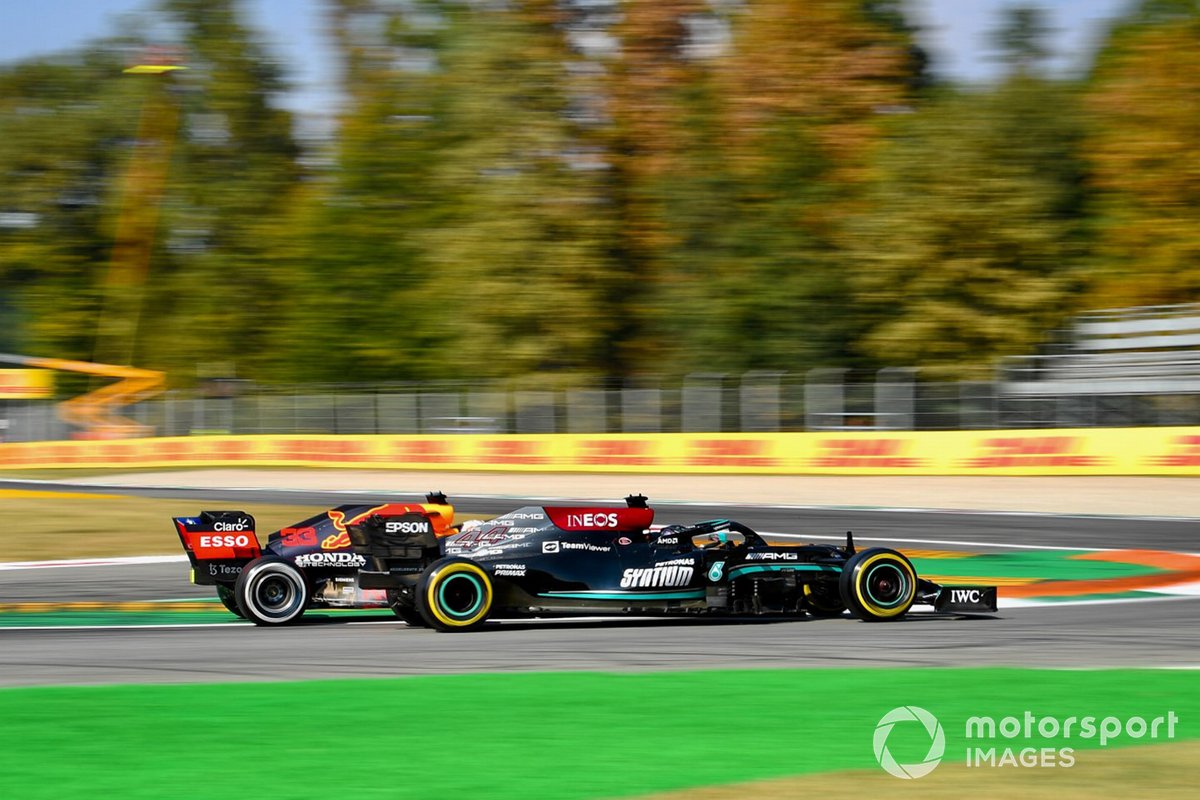 Lewis Hamilton, Mercedes W12 dan Max Verstappen, Red Bull Racing RB16B terlibat bentrokan