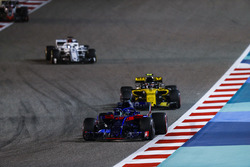 Brendon Hartley, Toro Rosso STR13 Honda, Carlos Sainz Jr., Renault Sport F1 Team R.S. 18 ve Marcus Ericsson, Sauber C37 Ferrari