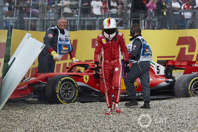 Sebastian Vettel, Ferrari SF71H, quitte sa monoplace après sa sortie de piste