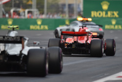 Кими Райкконен, Ferrari SF71H, и Кевин Магнуссен, Haas F1 Team VF-18