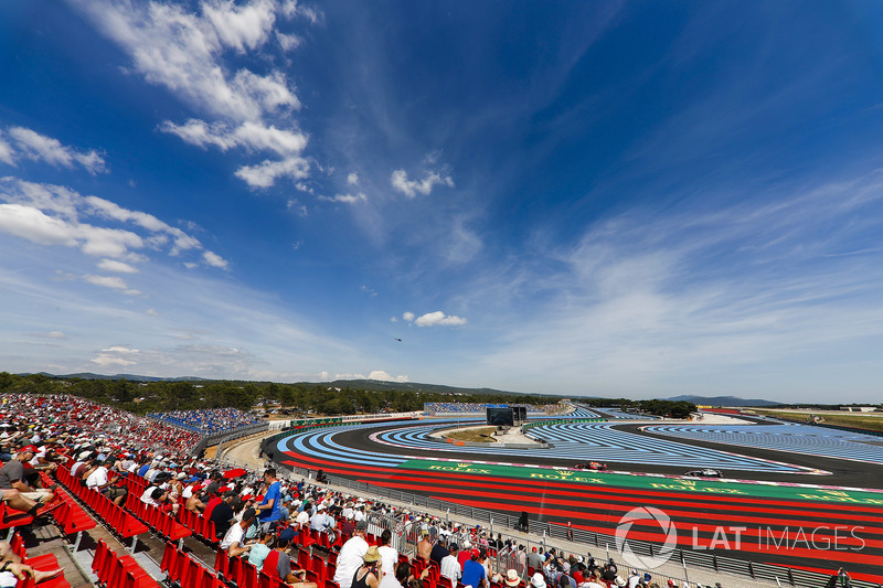 Max Verstappen, Red Bull Racing RB14, devant Lewis Hamilton, Mercedes AMG F1 W09