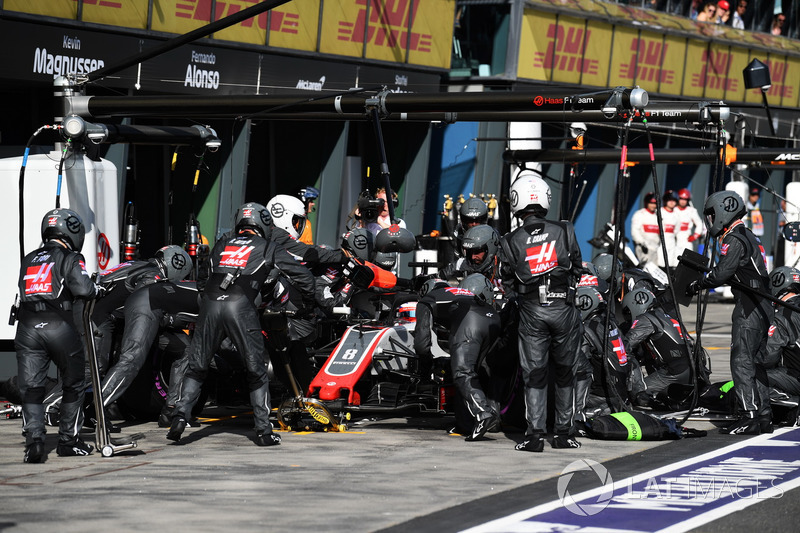Romain Grosjean, Haas F1 Team VF-18 pit stop