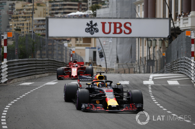 Даніель Ріккардо, Red Bull Racing RB14 попереду Себастьяна Феттеля, Ferrari SF71H