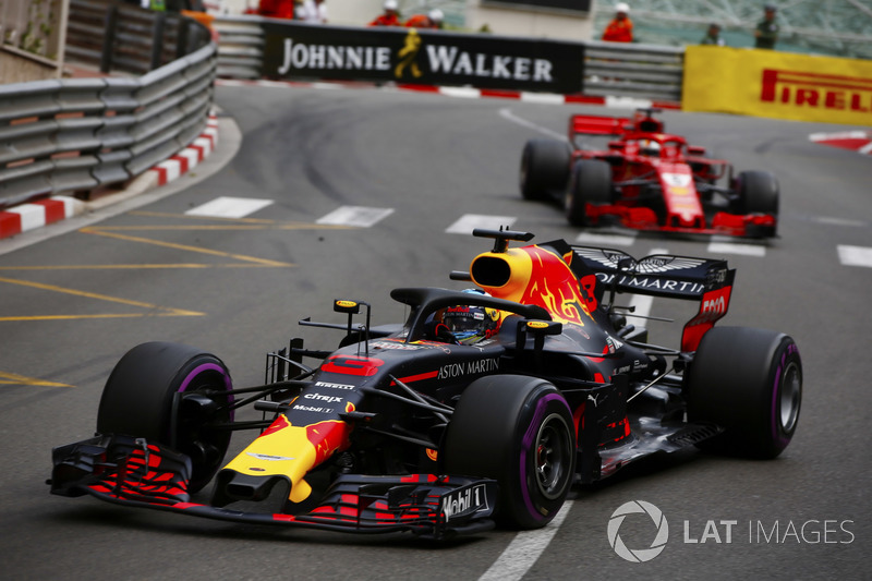 Даніель Ріккардо, Red Bull Racing RB14 попереду Себастьяна Феттеля, Ferrari SF71H