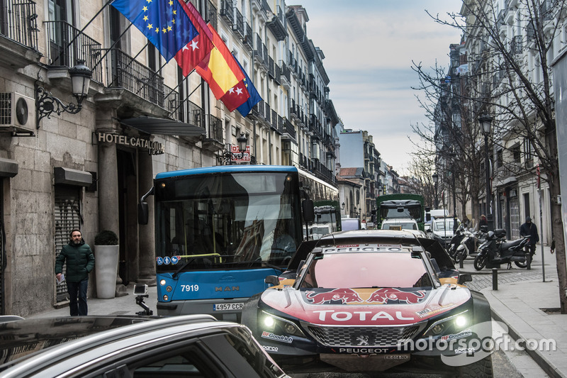 Carlos Sainz, Lucas Cruz, Peugeot Sport in the streets of Madrid