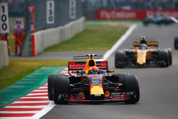 Max Verstappen, Red Bull Racing RB13, Carlos Sainz Jr., Renault Sport F1 Team RS17