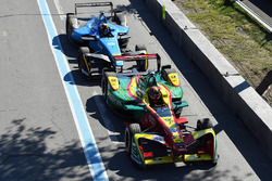 Daniel Abt, ABT Schaeffler Audi Sport, and Sébastien Buemi, Renault e.Dams, enter the pits