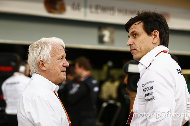 Charlie Whiting, directeur de course de la FIA, Toto Wolff, directeur exécutif Mercedes