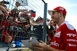 Sebastian Vettel, Ferrari, firma autografi ai fan