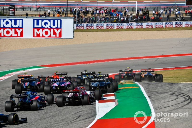 Alex Albon, Red Bull Racing RB15, and Carlos Sainz Jr., McLaren MCL34 run wide at the start