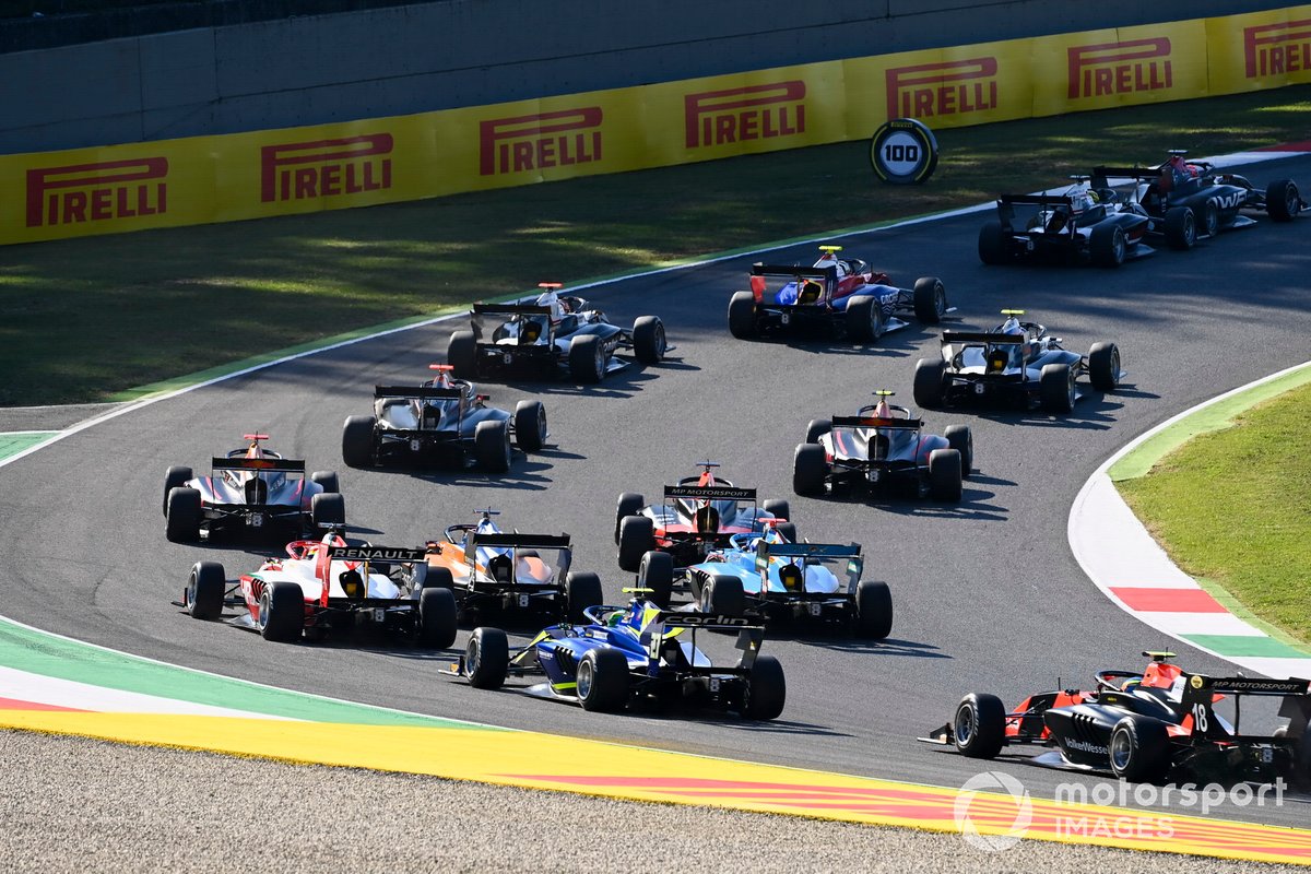 Oscar Piastri, Prema Racing, David Schumacher, Carlin BUZZ RACING and Bent Viscaal, MP Motorsport at the start of the race
