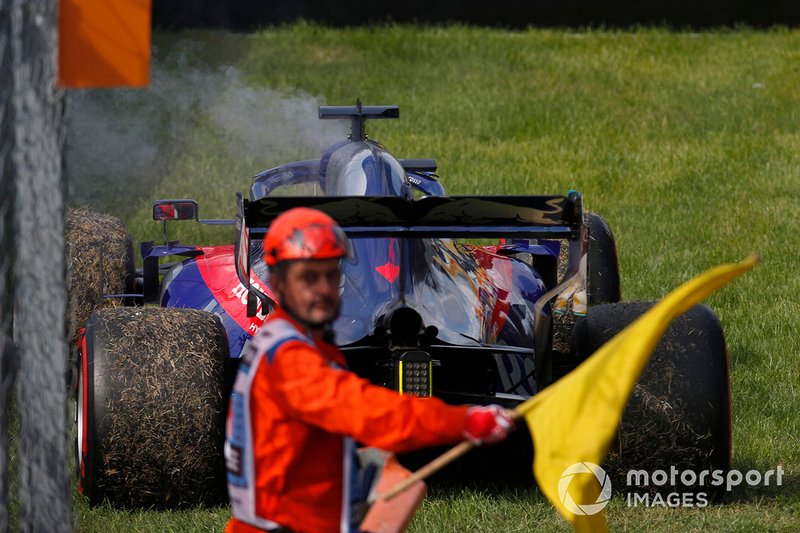 Daniil Kvyat, Toro Rosso STR14, se gare devant un commissaire avec un drapeau jaune