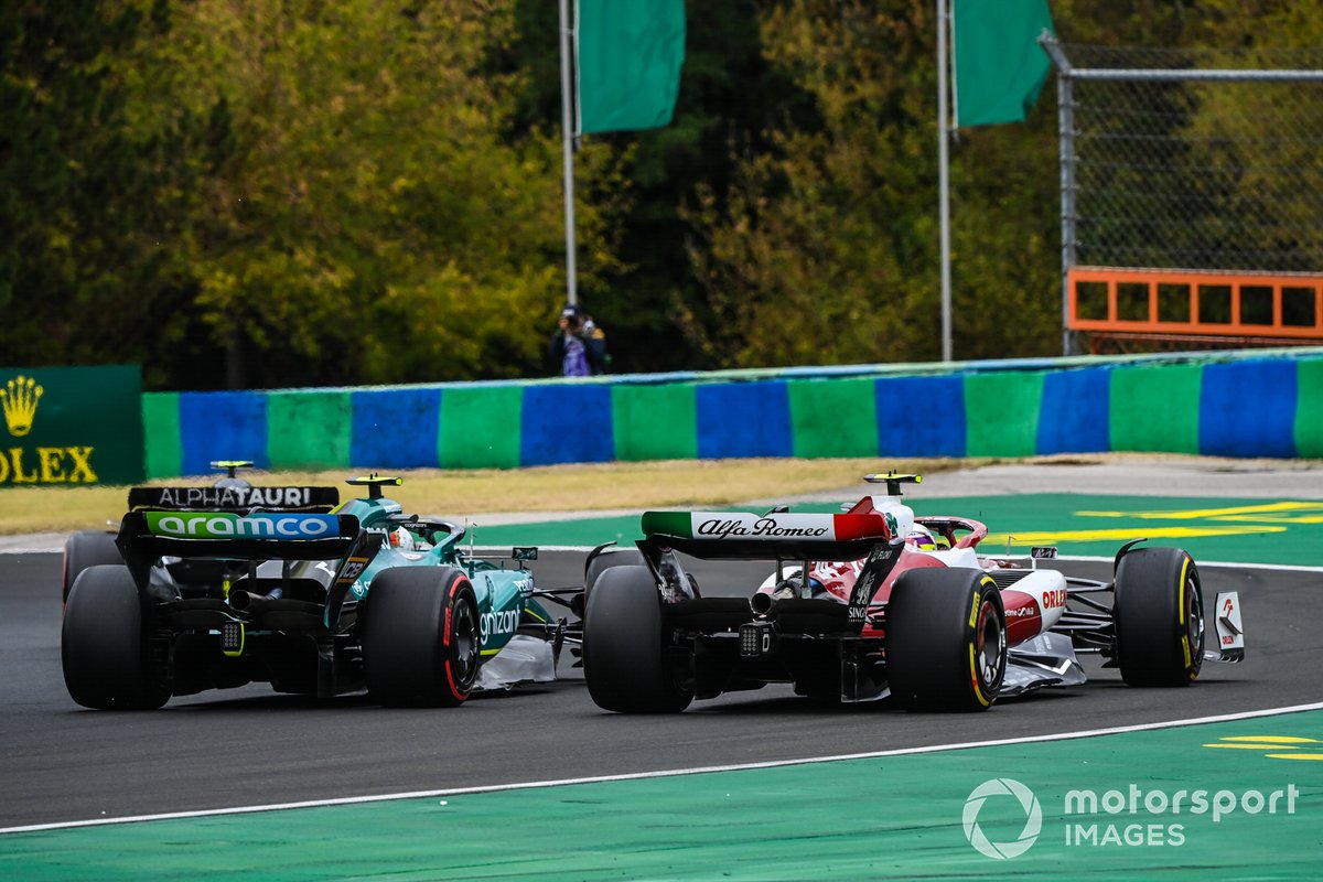 Sebastian Vettel, Aston Martin AMR22, battles with Zhou Guanyu, Alfa Romeo C42