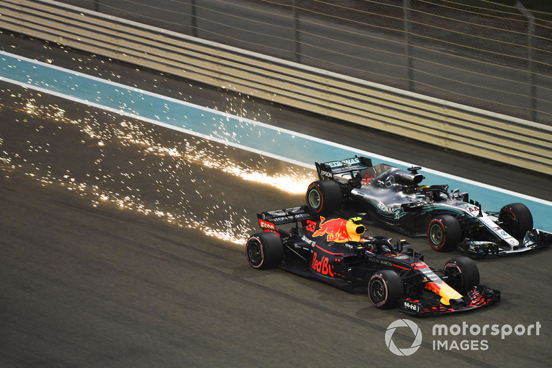 Max Verstappen, Red Bull Racing RB14 et Lewis Hamilton, Mercedes-AMG F1 W09 font des étincelles et luttent en piste