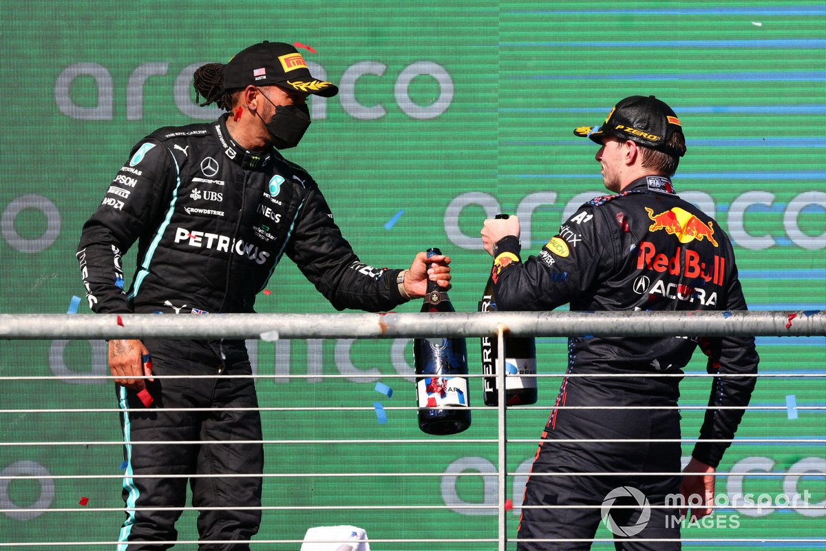 Lewis Hamilton, Mercedes, dan Max Verstappen, Red Bull Racing, di podium F1 GP Amerika Serikat 2021