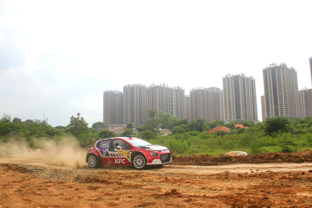 Sean Gelael, Bambang Soesatyo, saat shakedown seri terakhir Kejuaraan Nasional Sprint Rally 2021 di Meikarta, Bekasi, dengan Citroen C3 R5.
