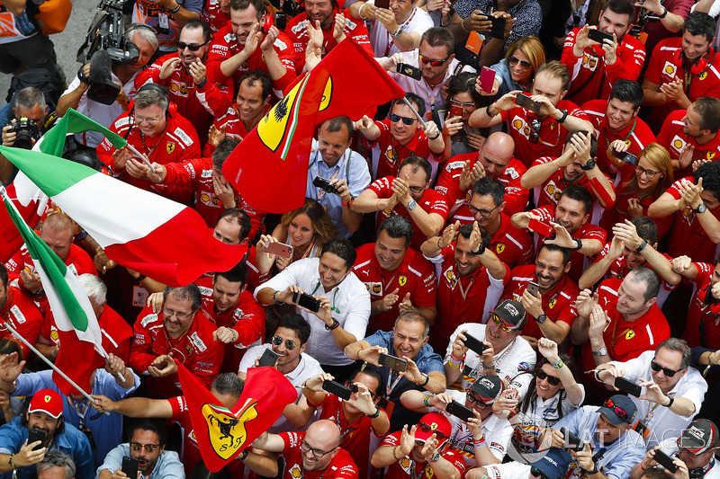 Kru Ferrari merayakan kemenangan Sebastian Vettel, Ferrari